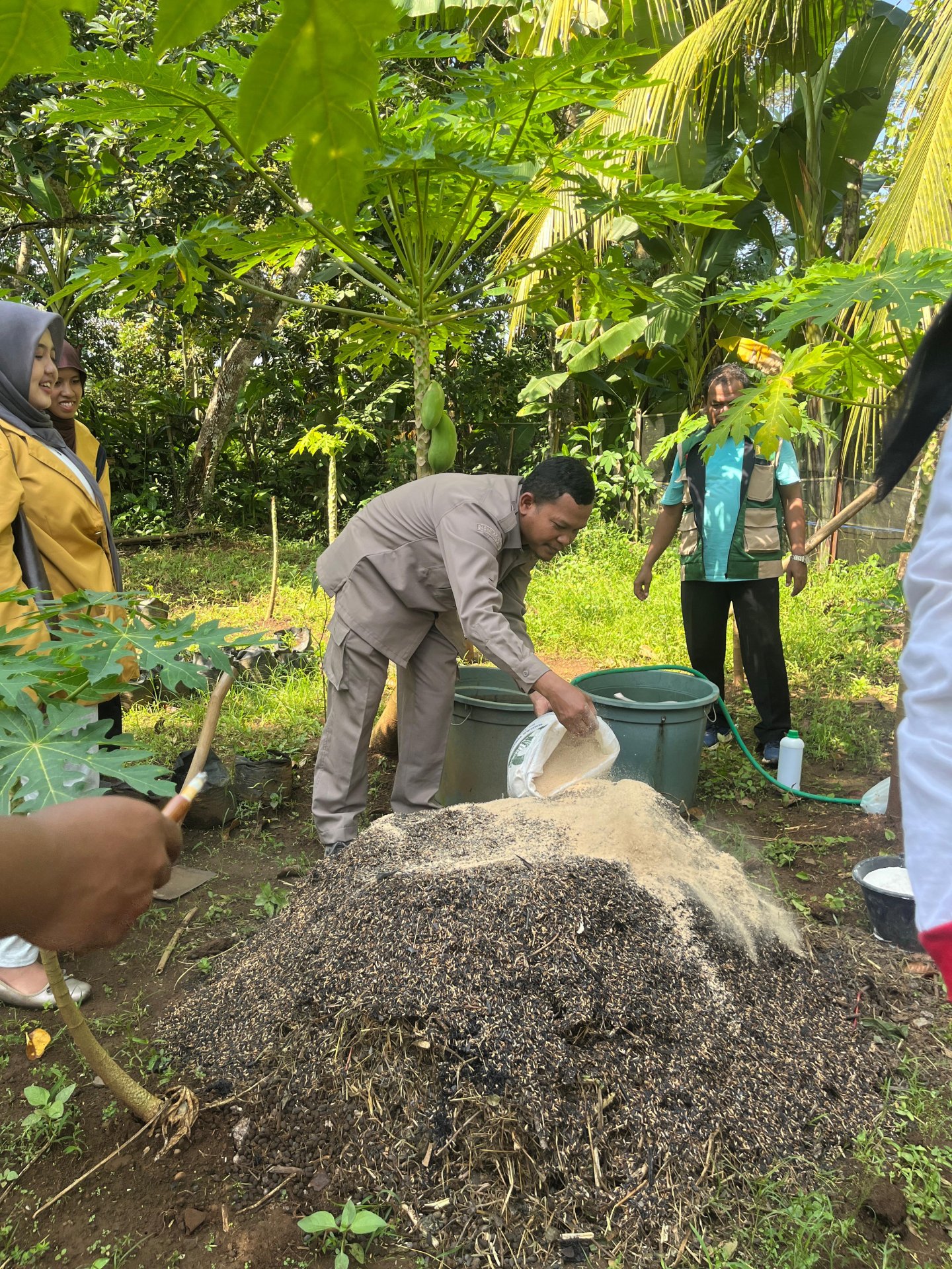 Pembuatan Media Tanam dengan POC bersama BPP dan Ibu-Ibu KWT