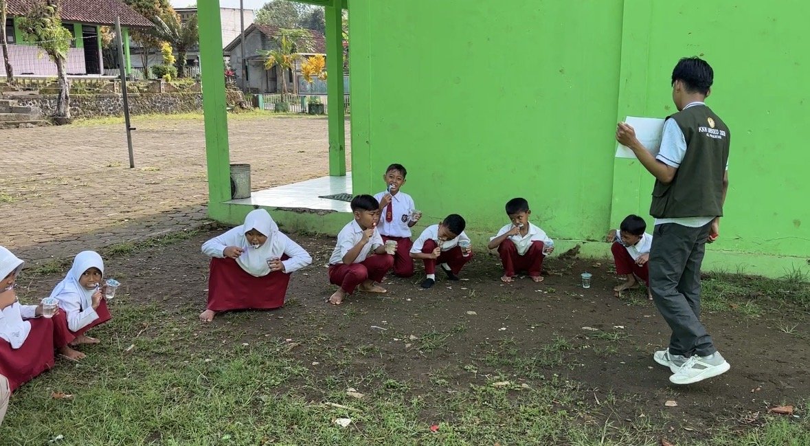 Edukasi Pola Hidup Bersih dan Sehat (PHBS) dan Praktik Sikat Gigi Masal di SD Negeri 3 Wadaslintang