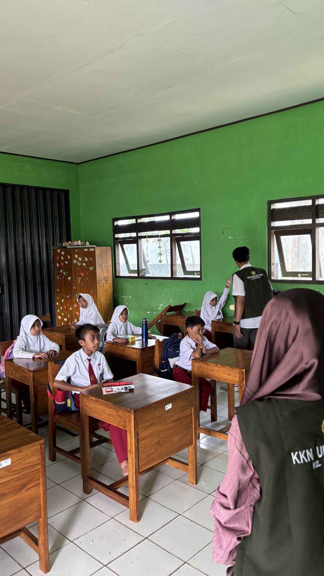 Pembuatan Pohon Cita-Cita sebagai Sarana Visualisasi Harapan dan Pemicu Semangat Belajar Siswa