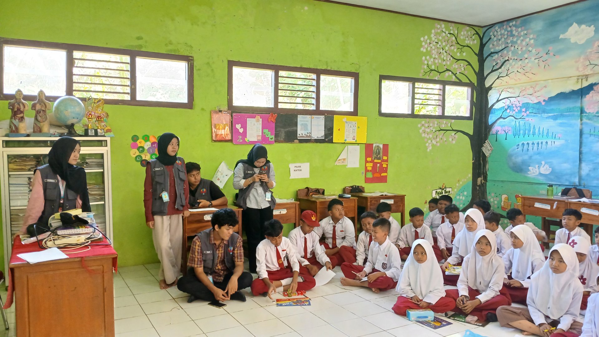 Menggambar cita-cita bersama siswa-siswi kelas 4, 5, dan 6 SDN 02 Karangbawang