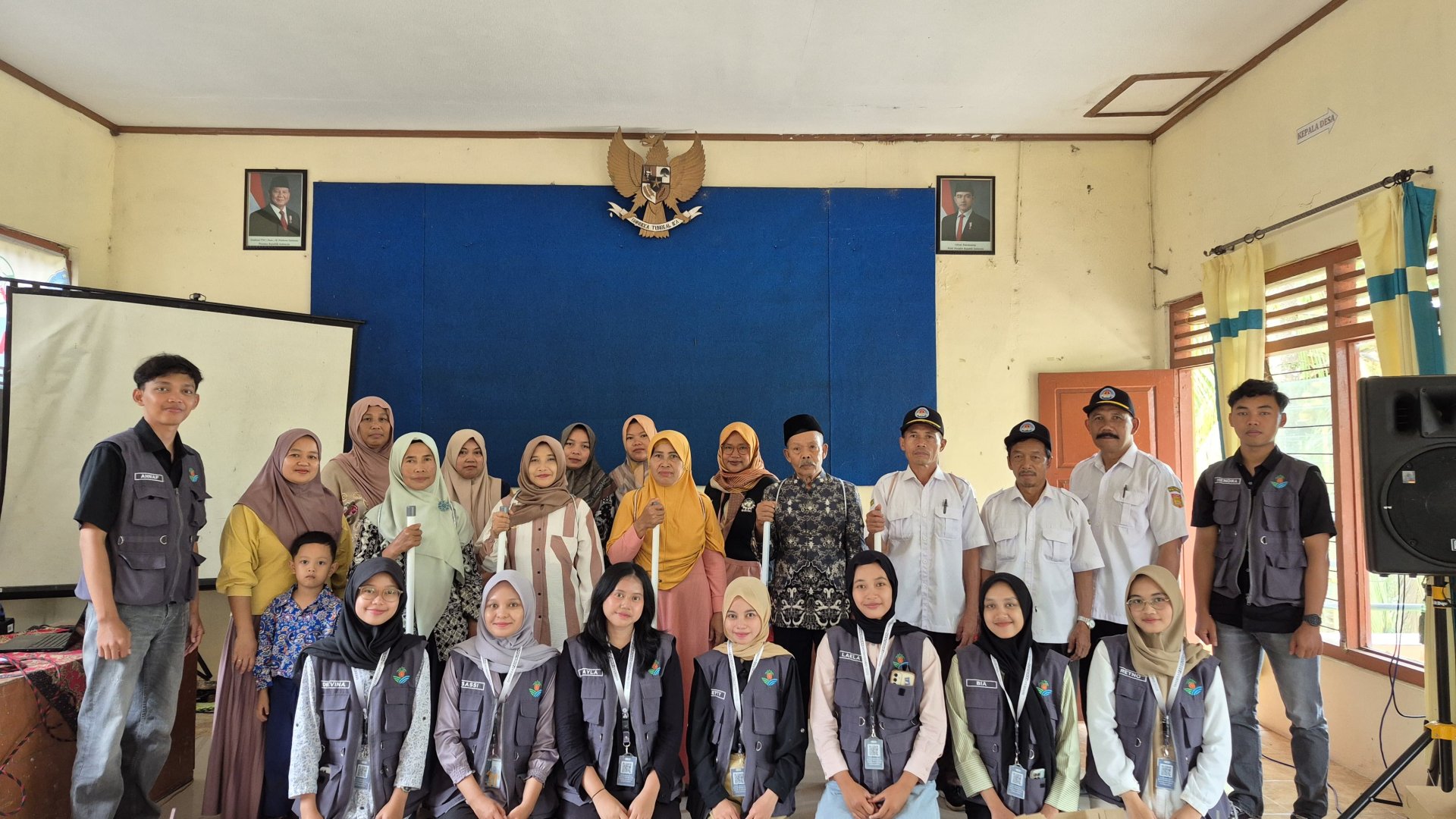 Melaksanakan program kerja bidang lingkungan