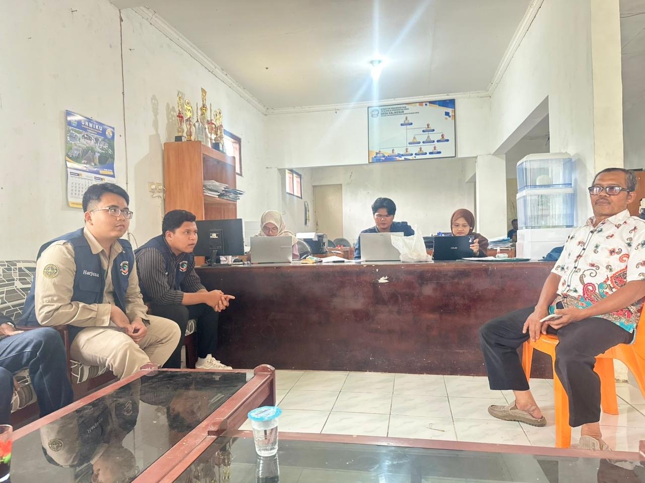 Mengunjungi Balai Desa