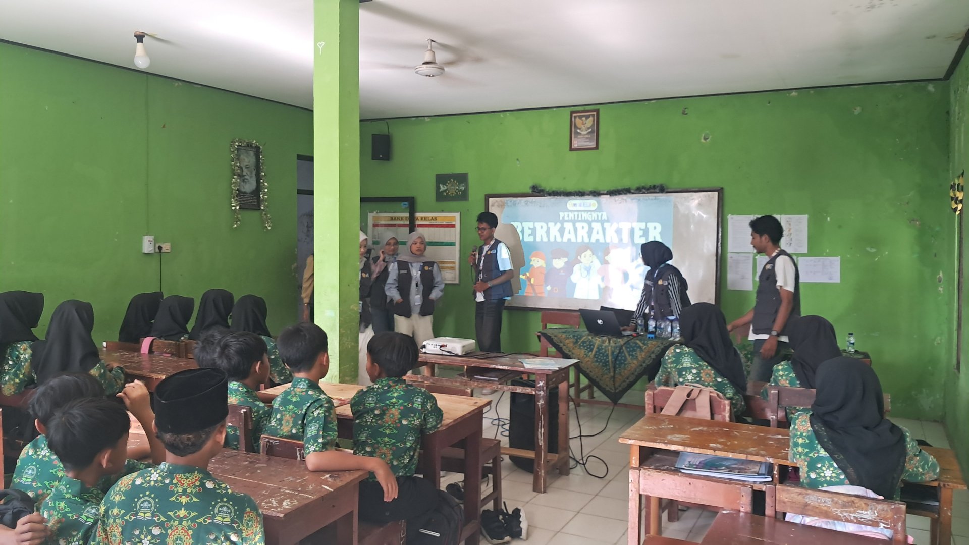 KKN Hari Keduapuluhdua Sosialisasi Karakter Di MTS Kaligowong