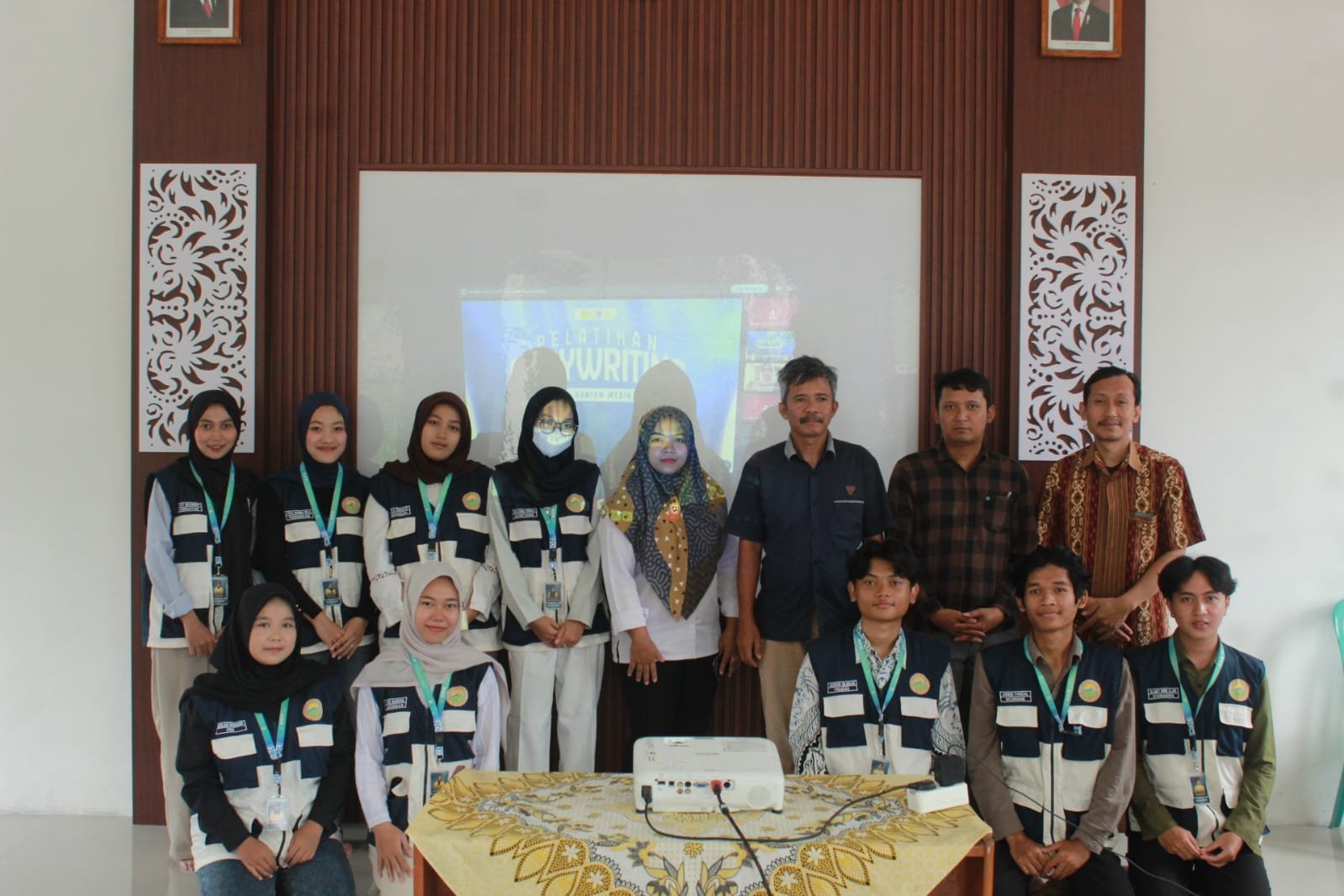 Sosialisasi Copywriting sebagai Upaya Peningkatan Strategi Promosi Usaha Warga Desa Tirip