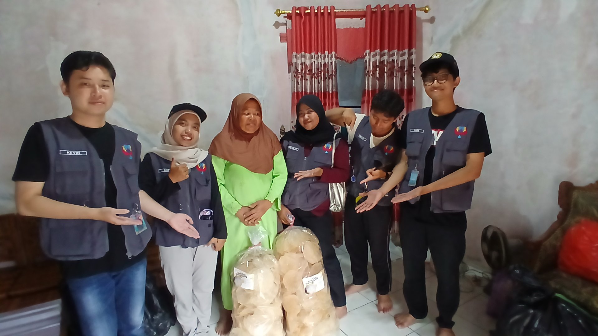 PENYERAHAN PEMBAHARUAN KEMASAN UMKM OPAK DI DESA KARANGBAWANG