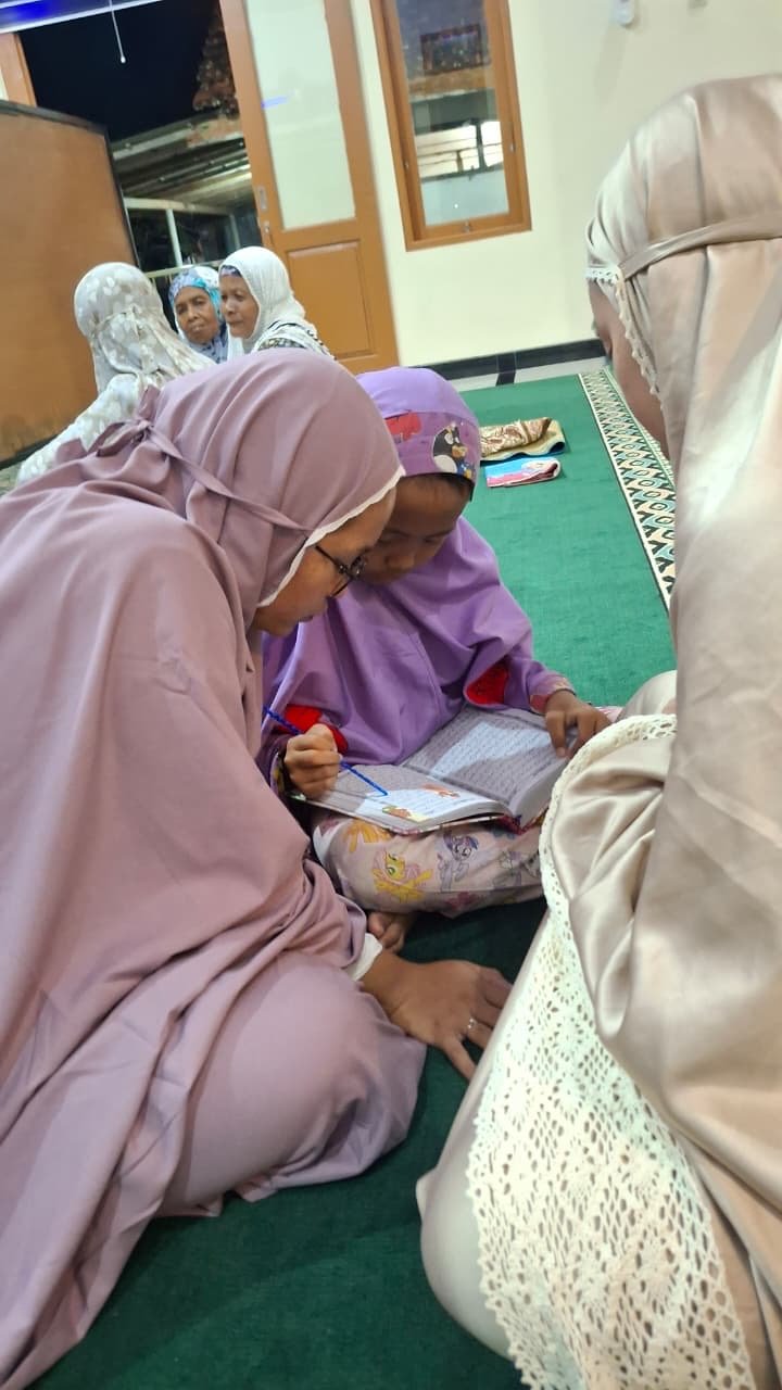 Mengajar Ngaji di Msuholla Nurul Huda