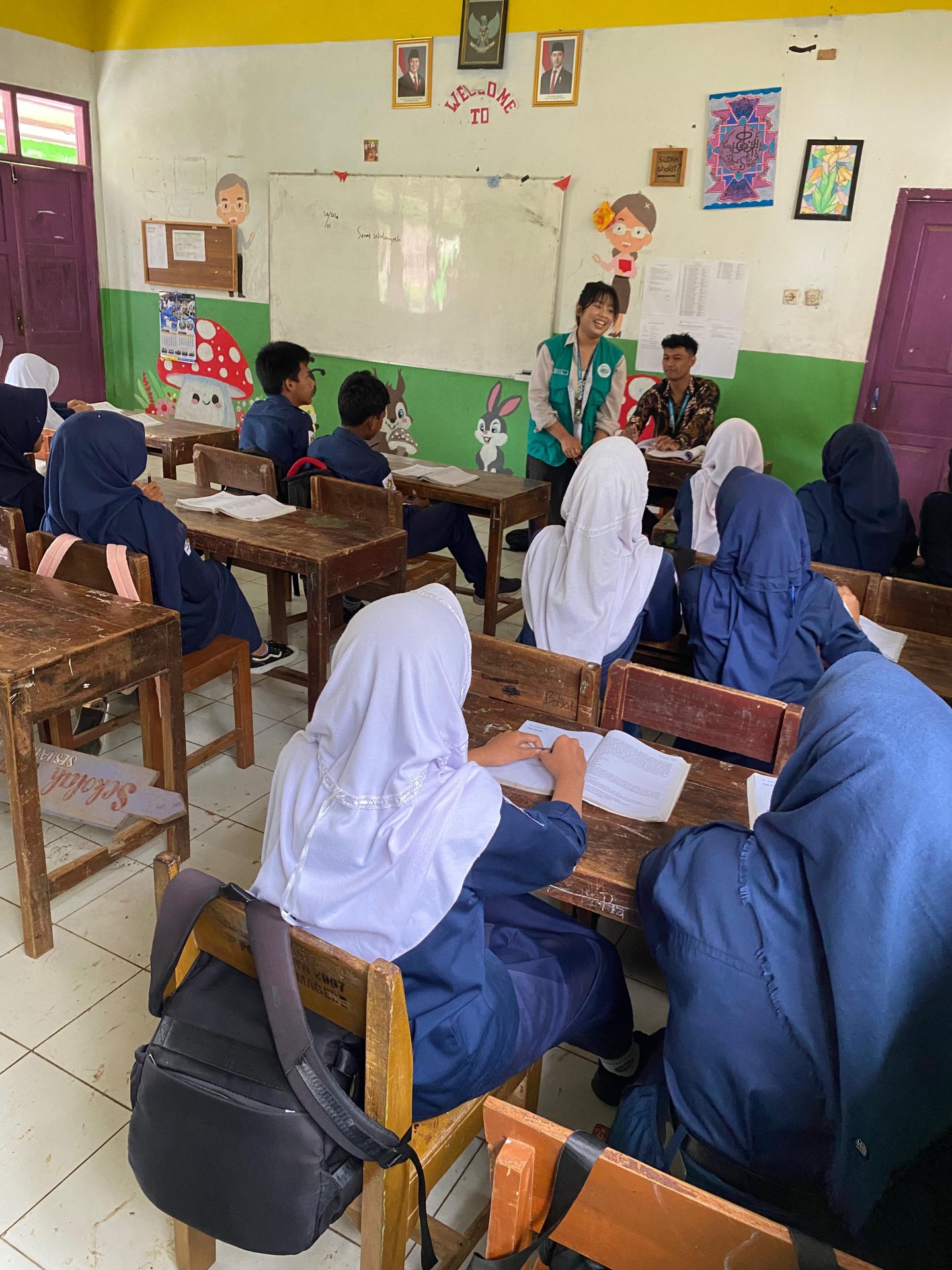 KKN Desa Kemawi Piket Desa dan Kegiatan Pendidikan