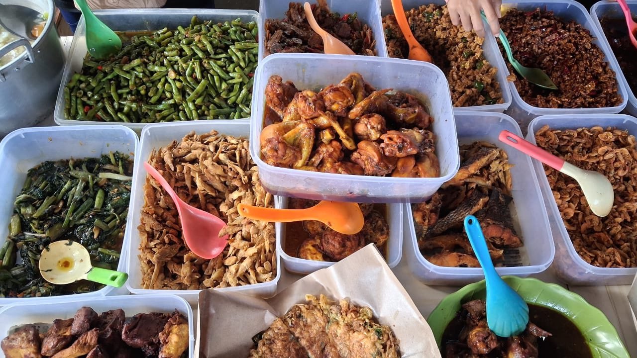 Makan Pagi, Bersih-Bersih Posko, dan Input Data Masyarakat