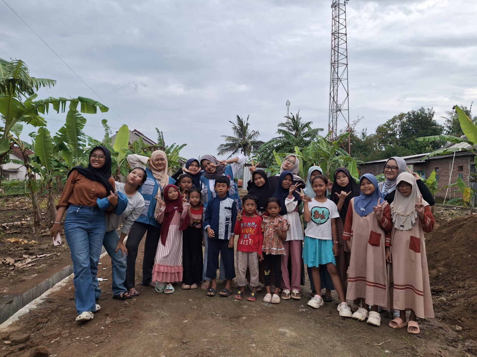 Dolanan Bareng dengan Anak anak Desa Kalisabuk