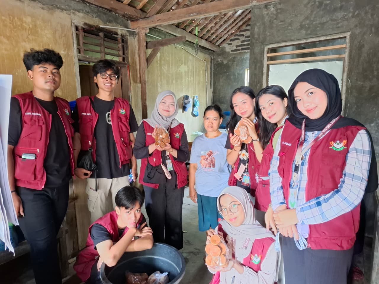 PENDAMPINGAN PEMBUATAN KONTEN DAN VIDEO PEMASARAN UMKM GULA JAWA MERAH BU PARTI