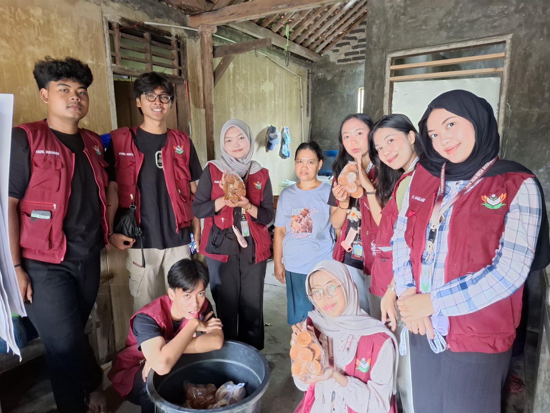 PENDAMPINGAN PEMBUATAN KONTEN DAN VIDEO PEMASARAN UMKM GULA JAWA MERAH BU PARTI