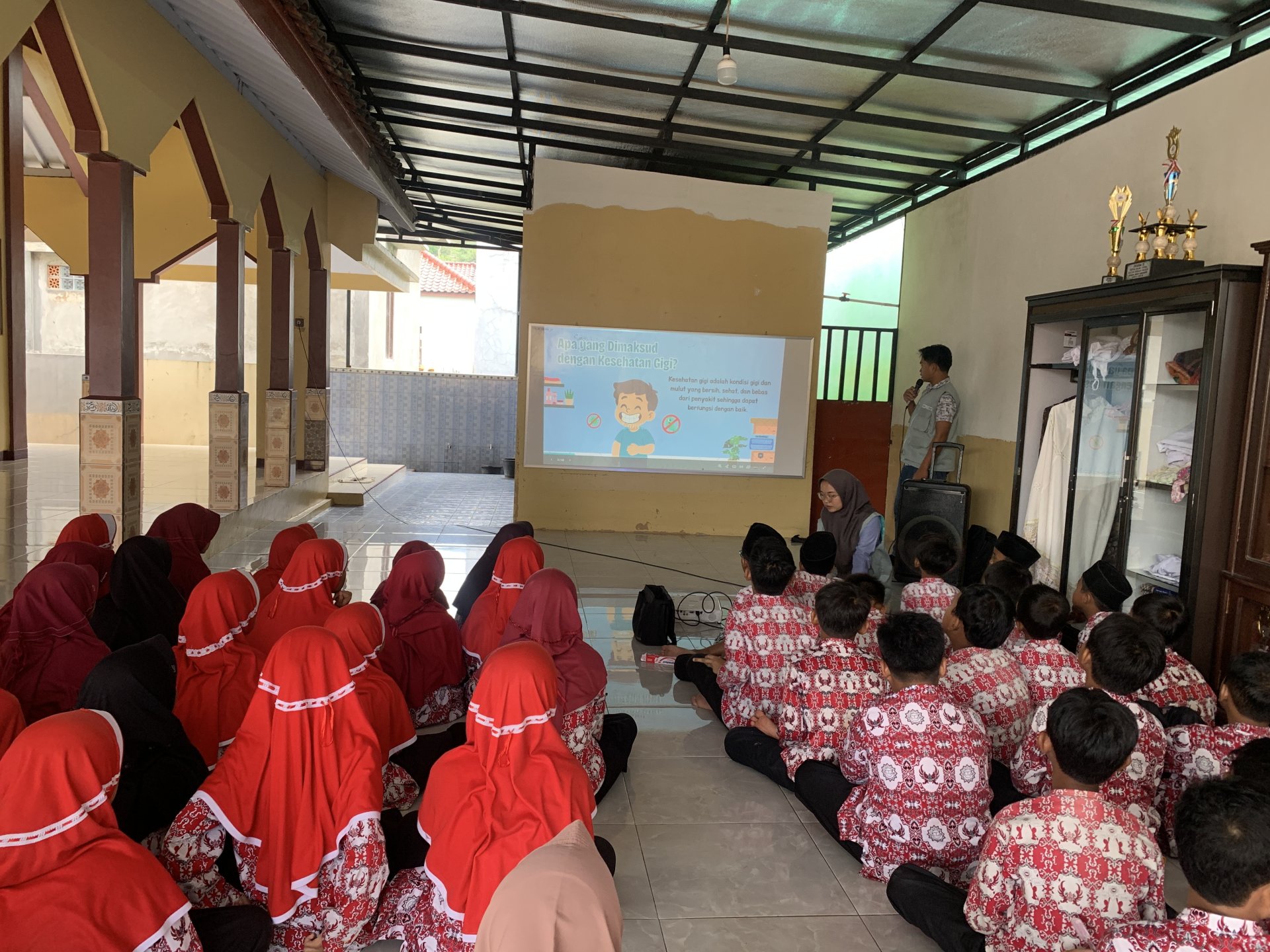 Mahasiswa KKN Desa Sumampir Periode Jan-Feb 2026 Melaksanakan kegiatan sosialisasi kesehatan gigi dan mulut.