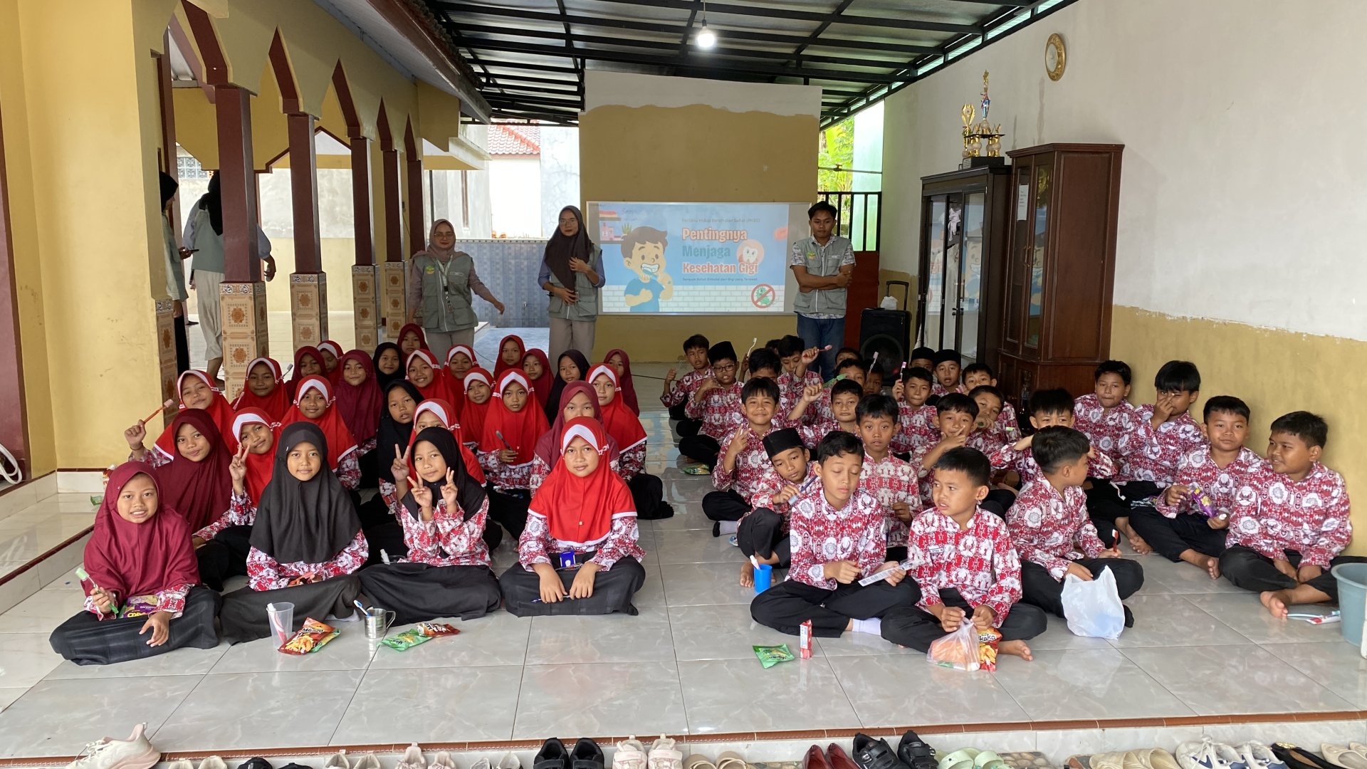 Sosialisasi gigi dan mulut, pembuatan plang, dan penggalangan dana