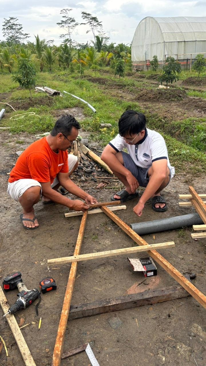 Pembuatan rangka akuaponik