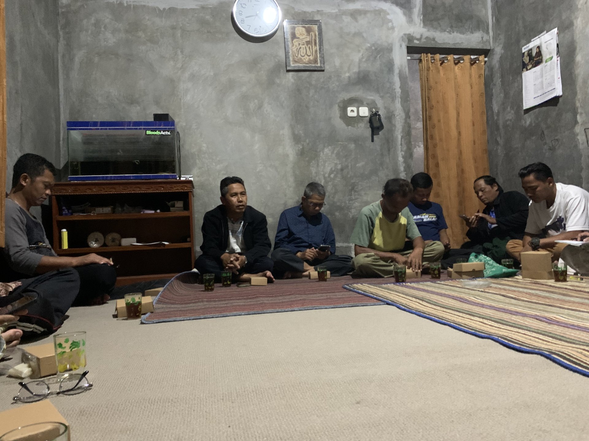 menghadiri rapat rutin