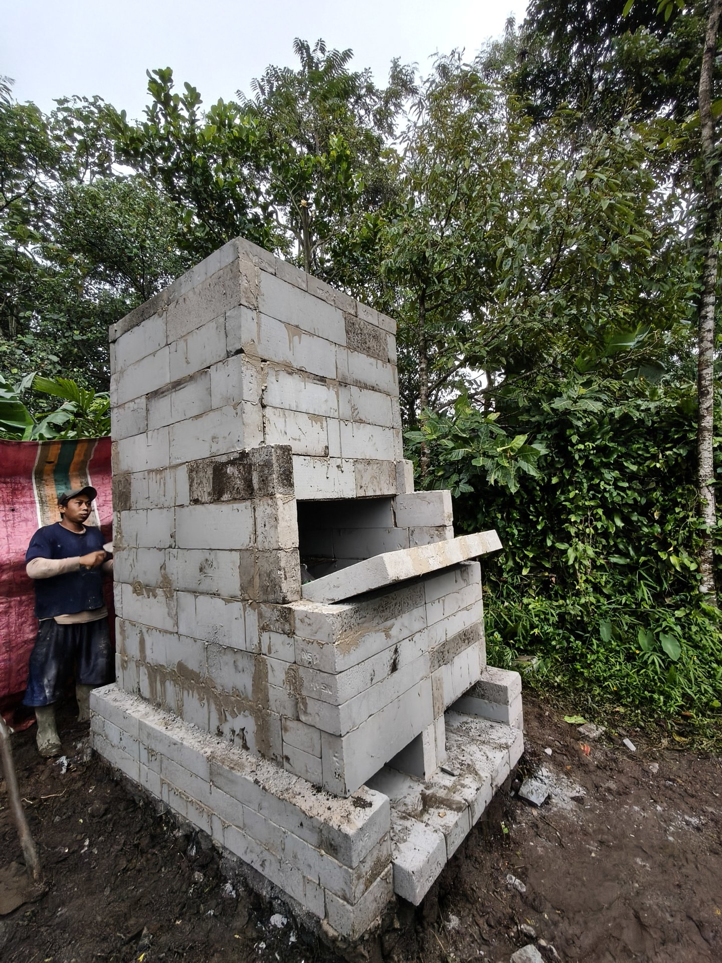 Day 2 – Program Kerja Lingkungan: Pembuatan Alat Pembakaran Sampah Minim Asap