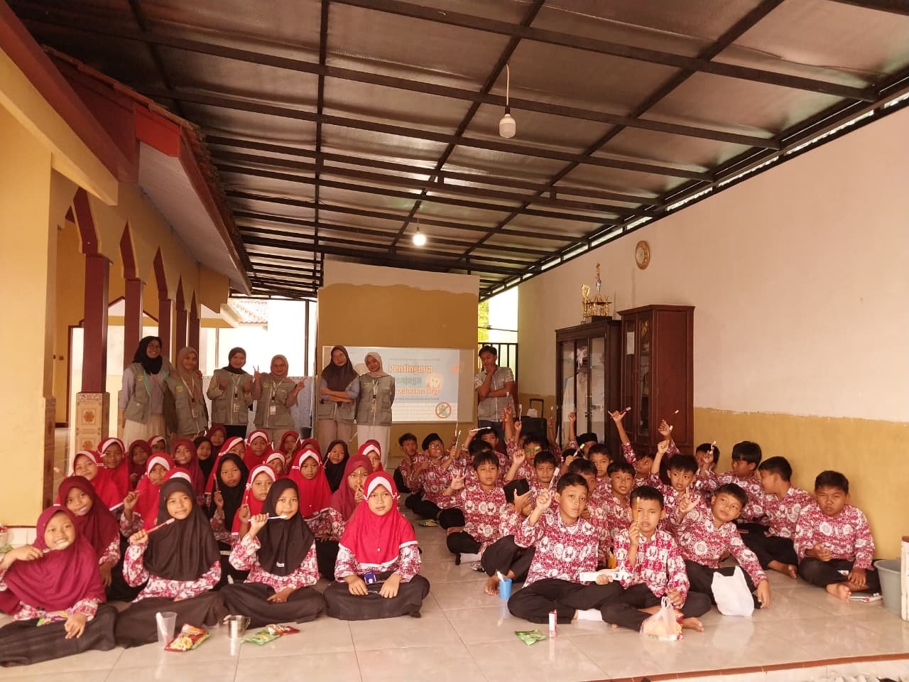 Mengikuti sosialisasi PHBS Kesehatan Gigi dan Mulut di Sekolah MI Muhammadiyah Sumampir