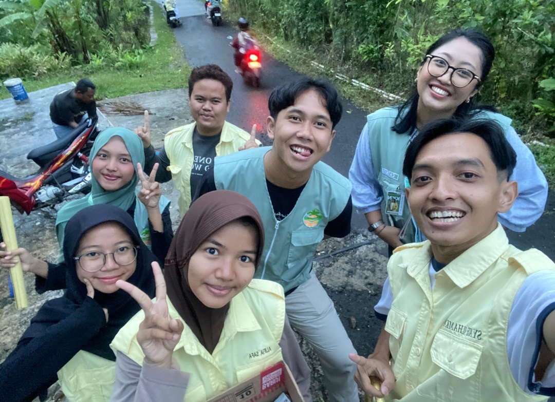 Membantu penggalangan dana korban bencana alam Purbalingga