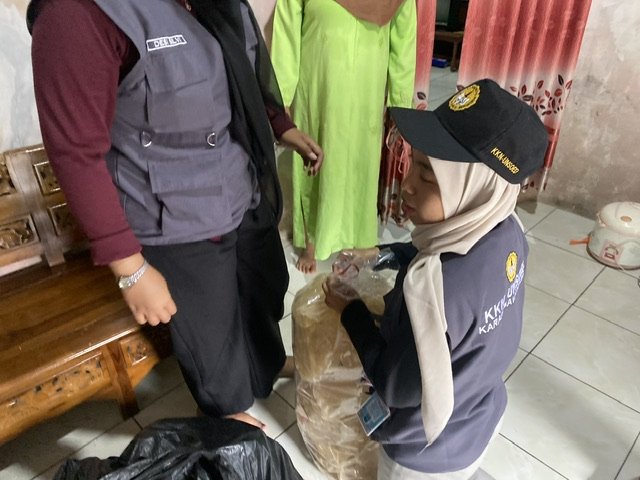 Penyerahan Qris dan Plastik Opak Bidang Ekonomi