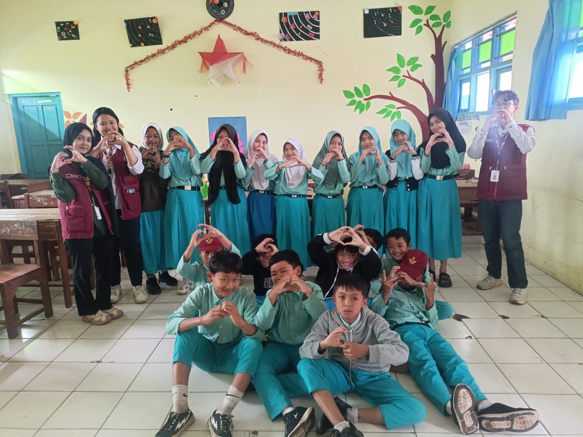 Pembuatan Pohon Cita-Cita di SD N 5 Gombong