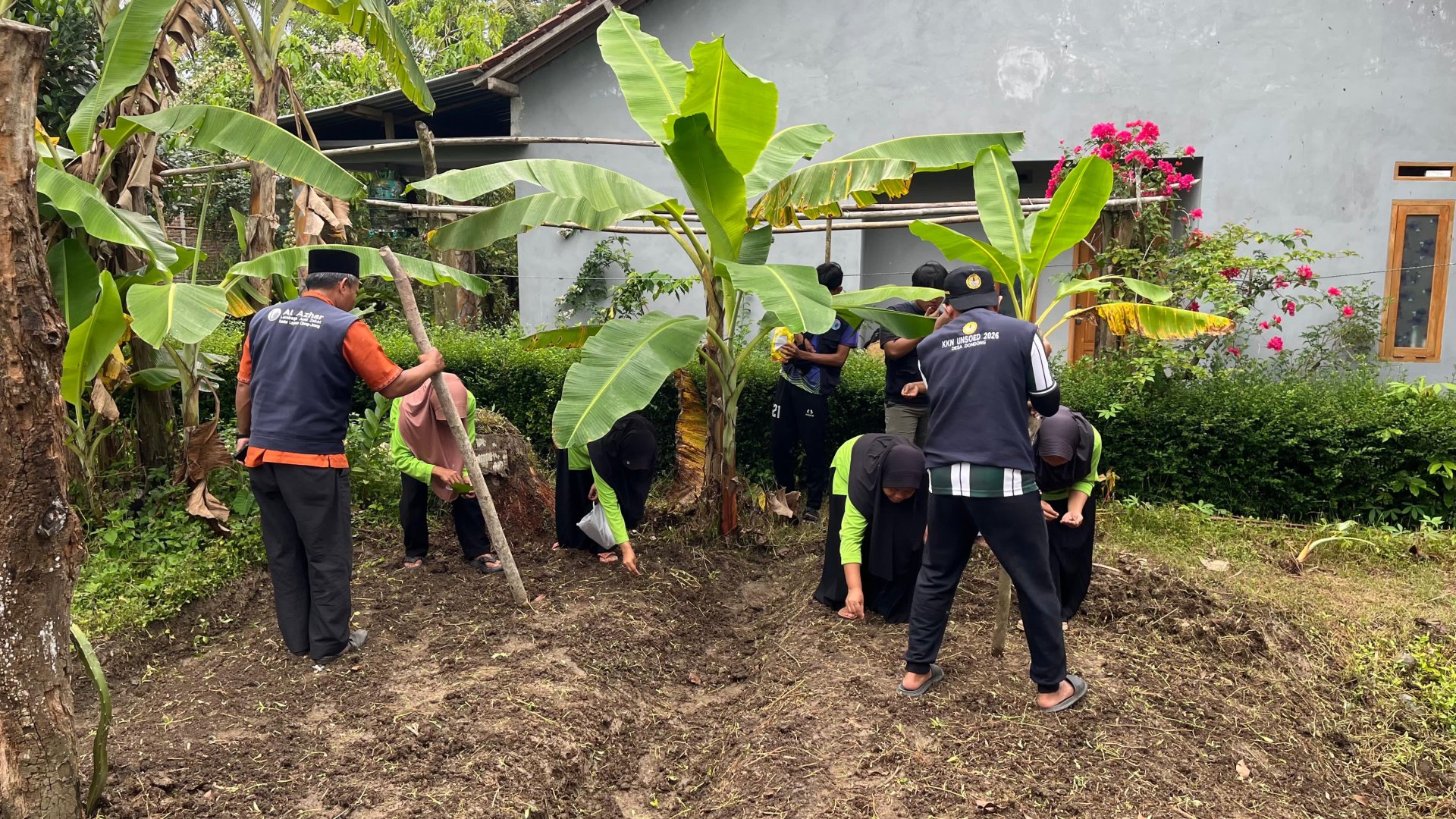 Menanam bibit kangkung bersama KWT Cahaya Gemilang