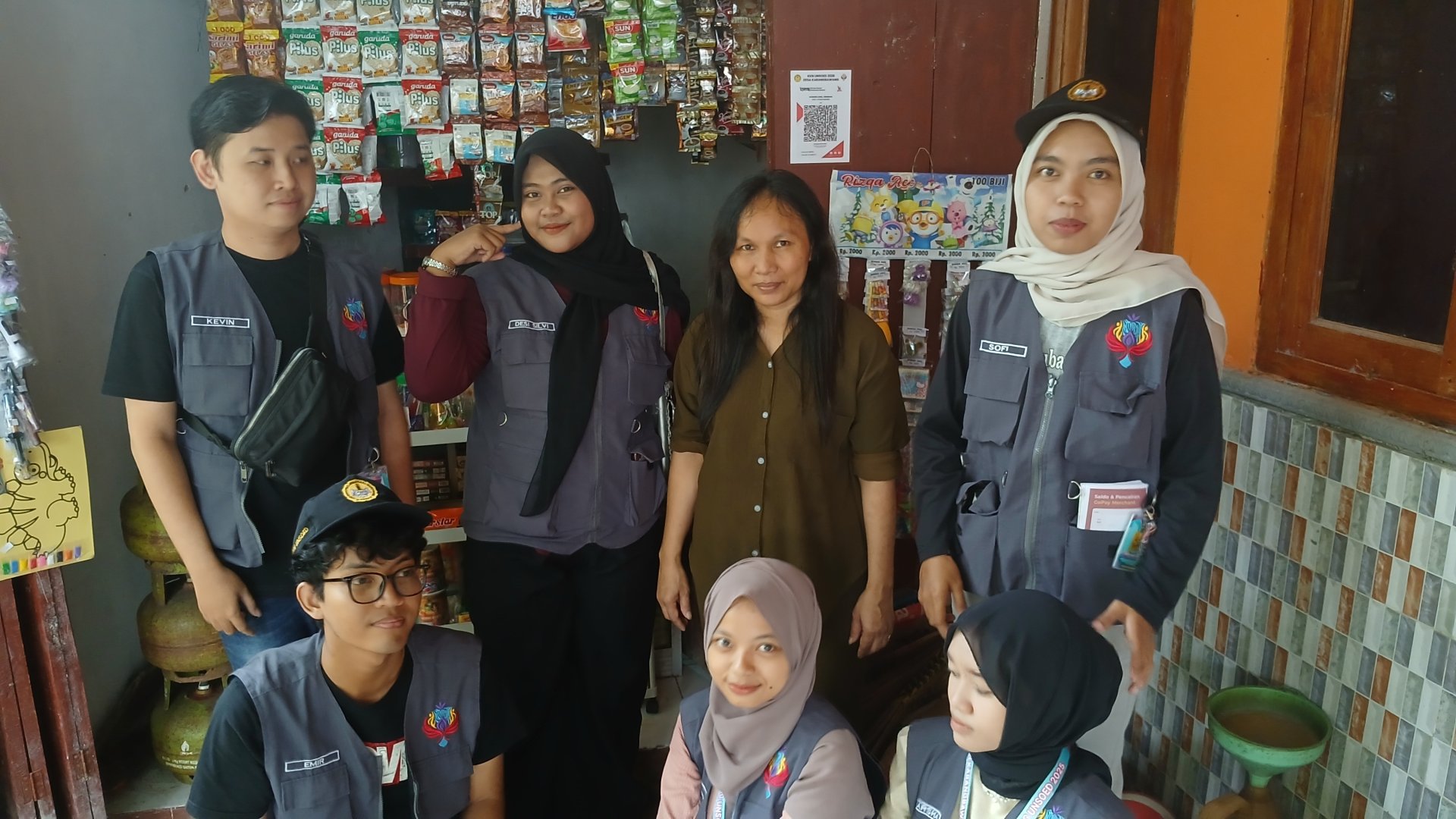 Penyerahan Bentuk Fisik QRIS untuk UMKM