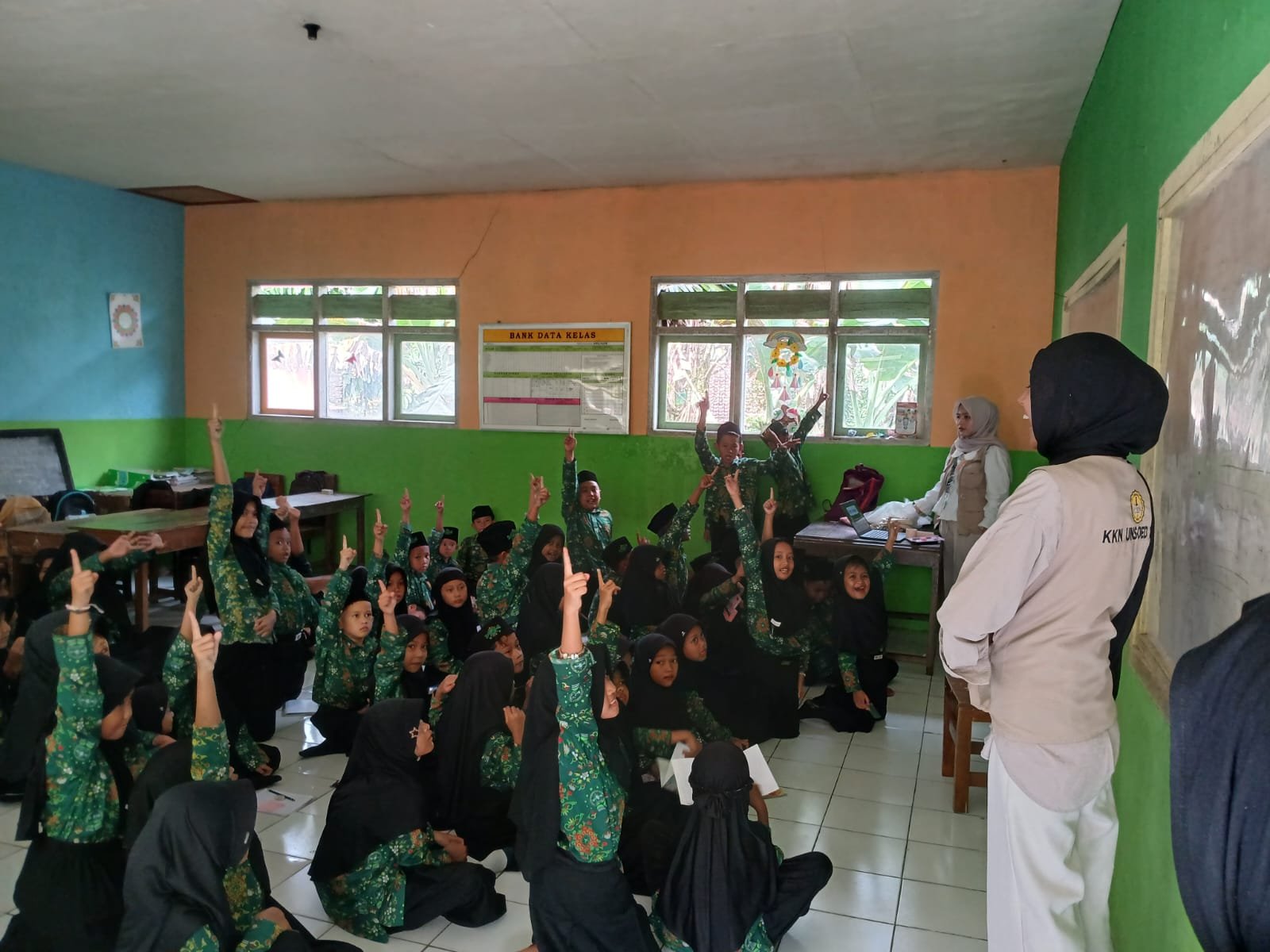 Pelaksanaan Program Kerja Bidang Pendidikan ”Sosialisasi Pohon Cita-cita” di MI Ma'arif Kalidadap