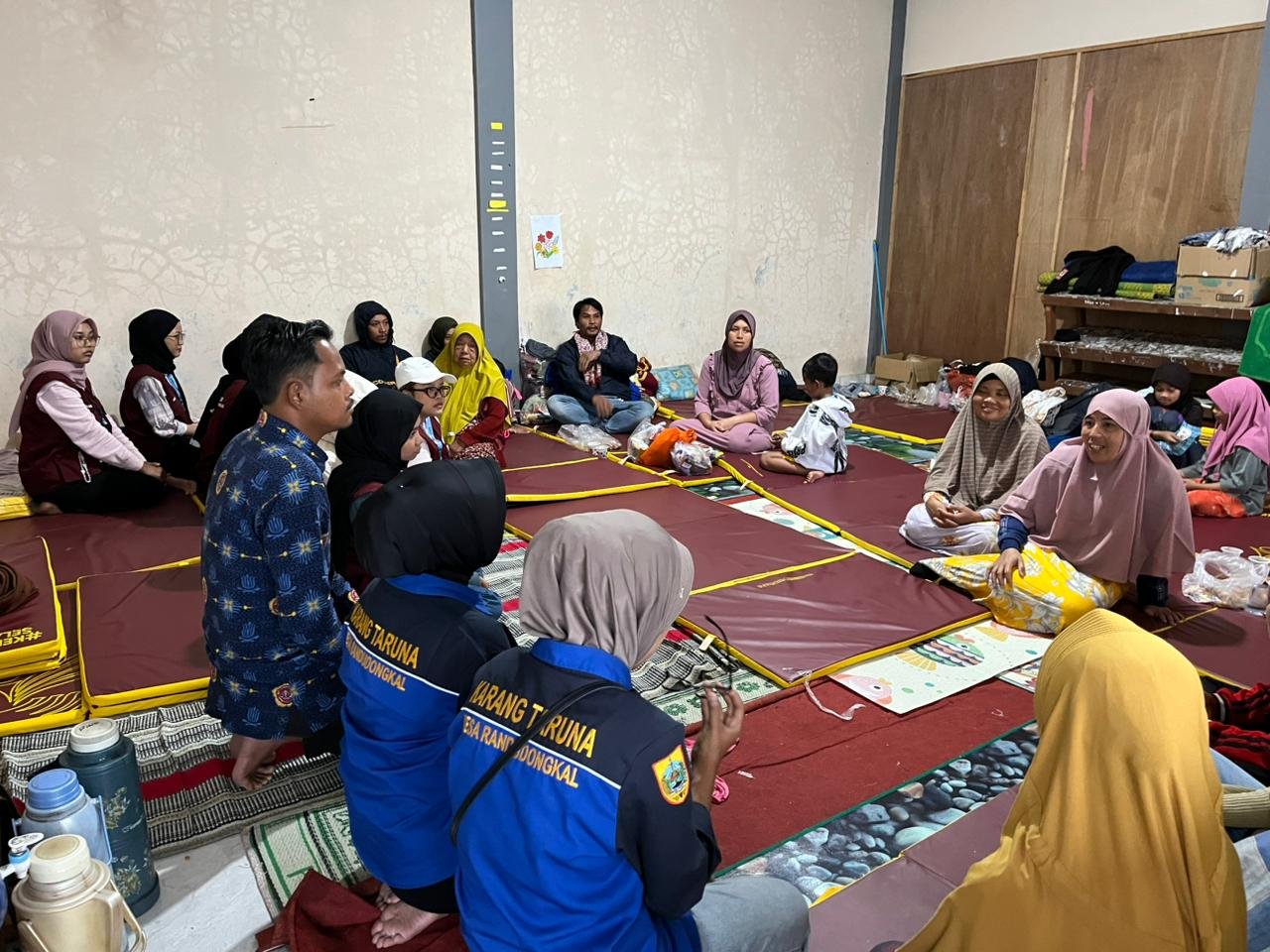 Menyalurkan donasi ke lokasi banjir