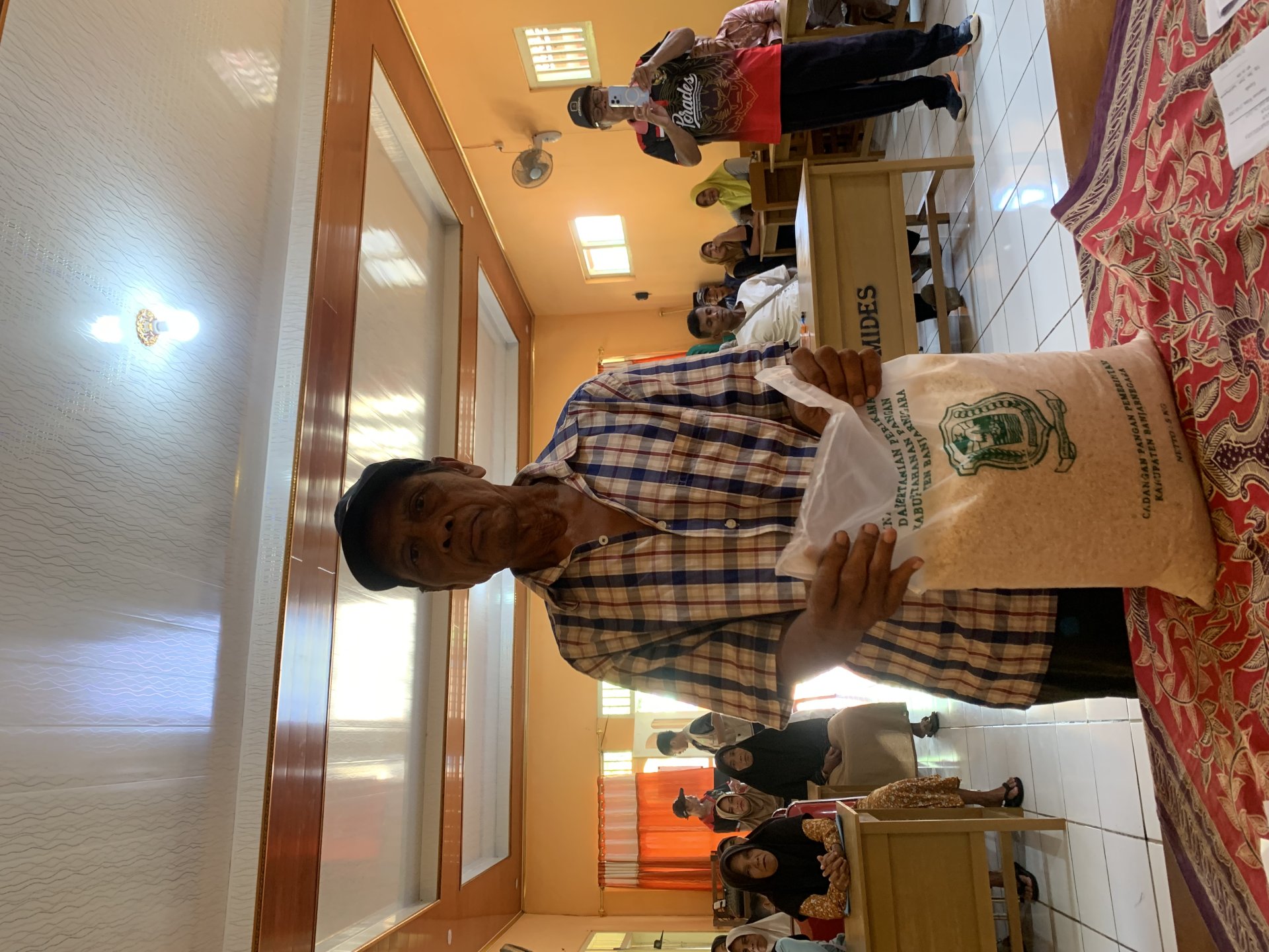 pembagian bantuan beras