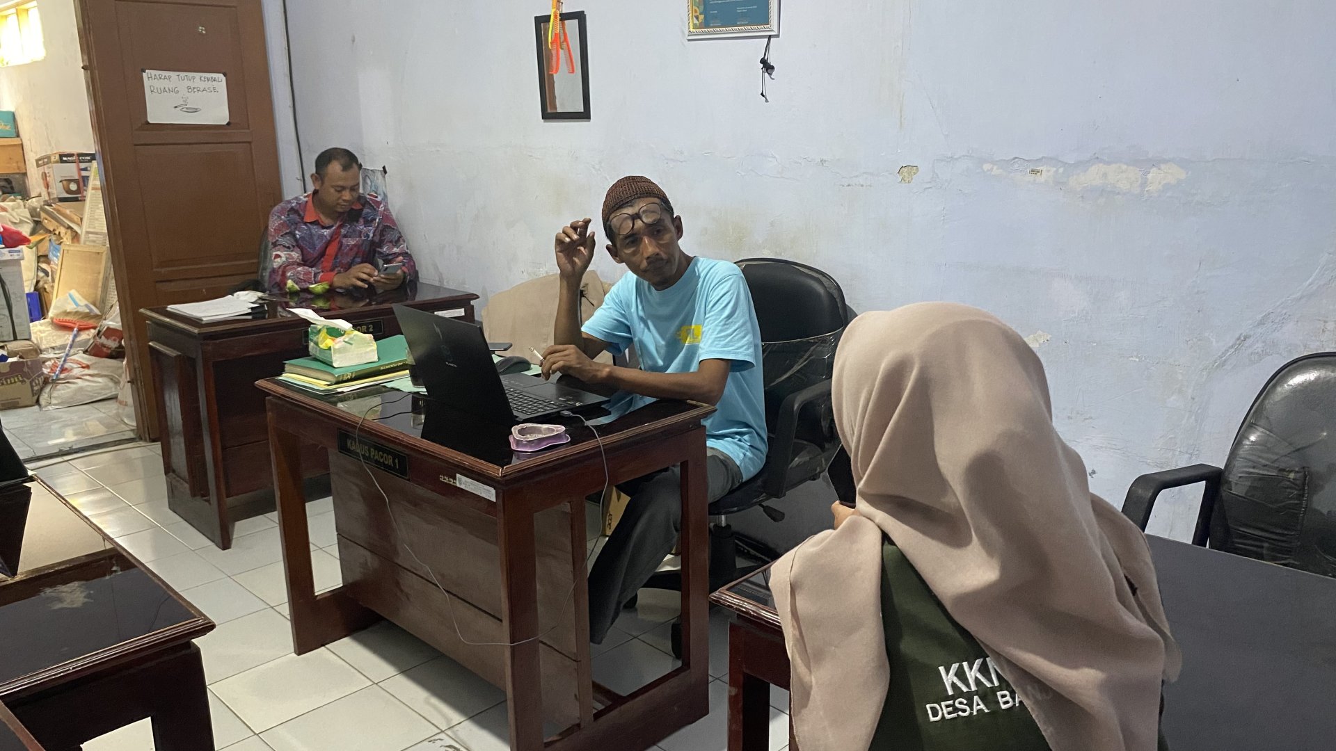 Mengurus Surat untuk Program Kerja Sosialisasi Judi Online dan Membagikannya