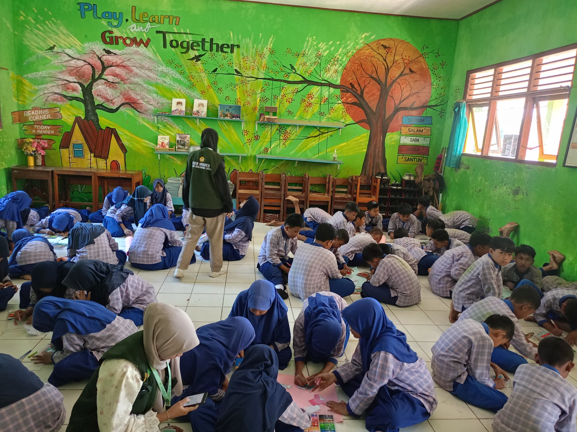 Sosialisasi Pemilahan Sampah dan Kebencanaan di SDN 3 Sokawera