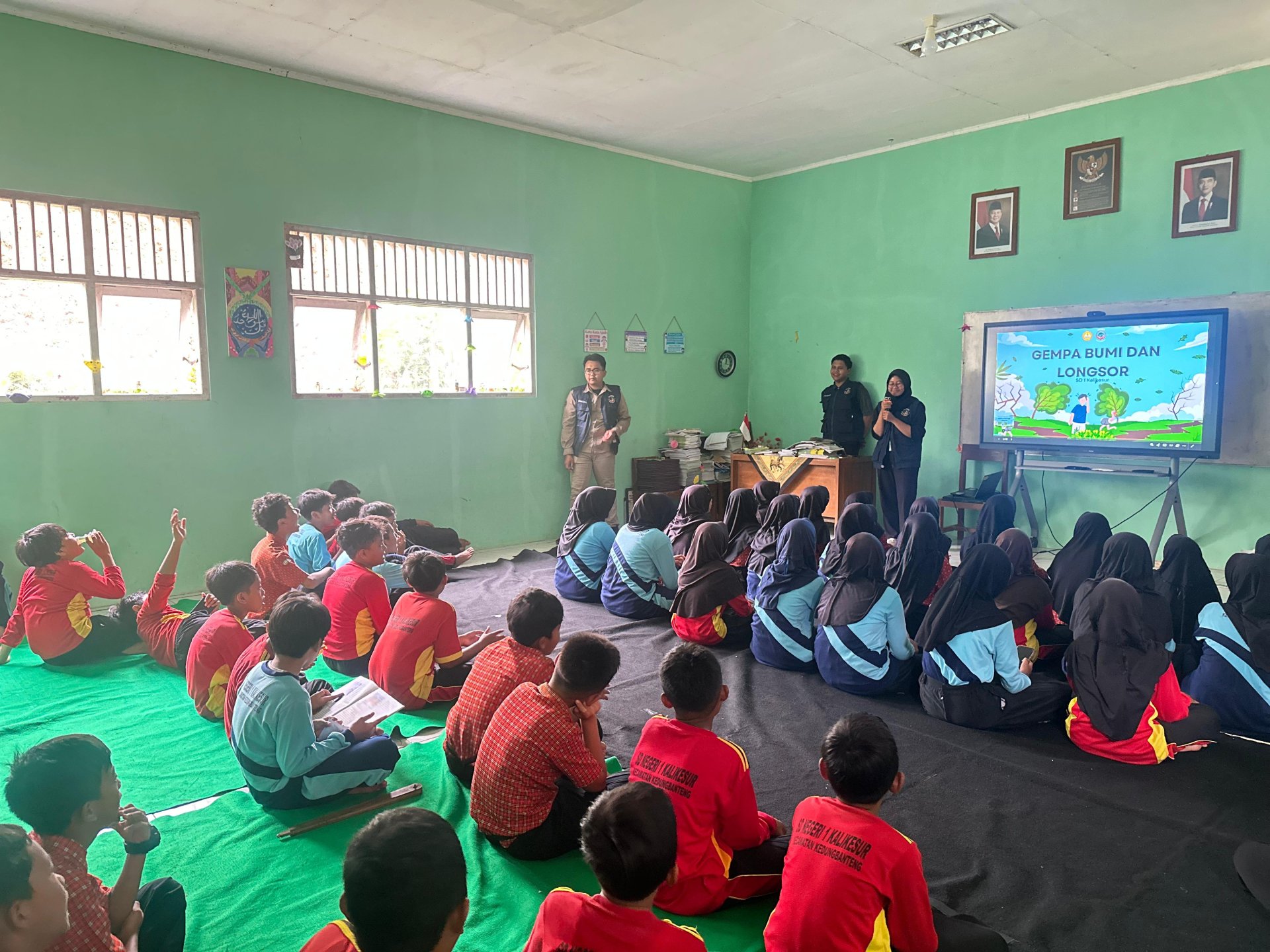 Sosialisasi pengenalan bencana gempa bumi dan tanah longsor di SD 1 Kalikesur