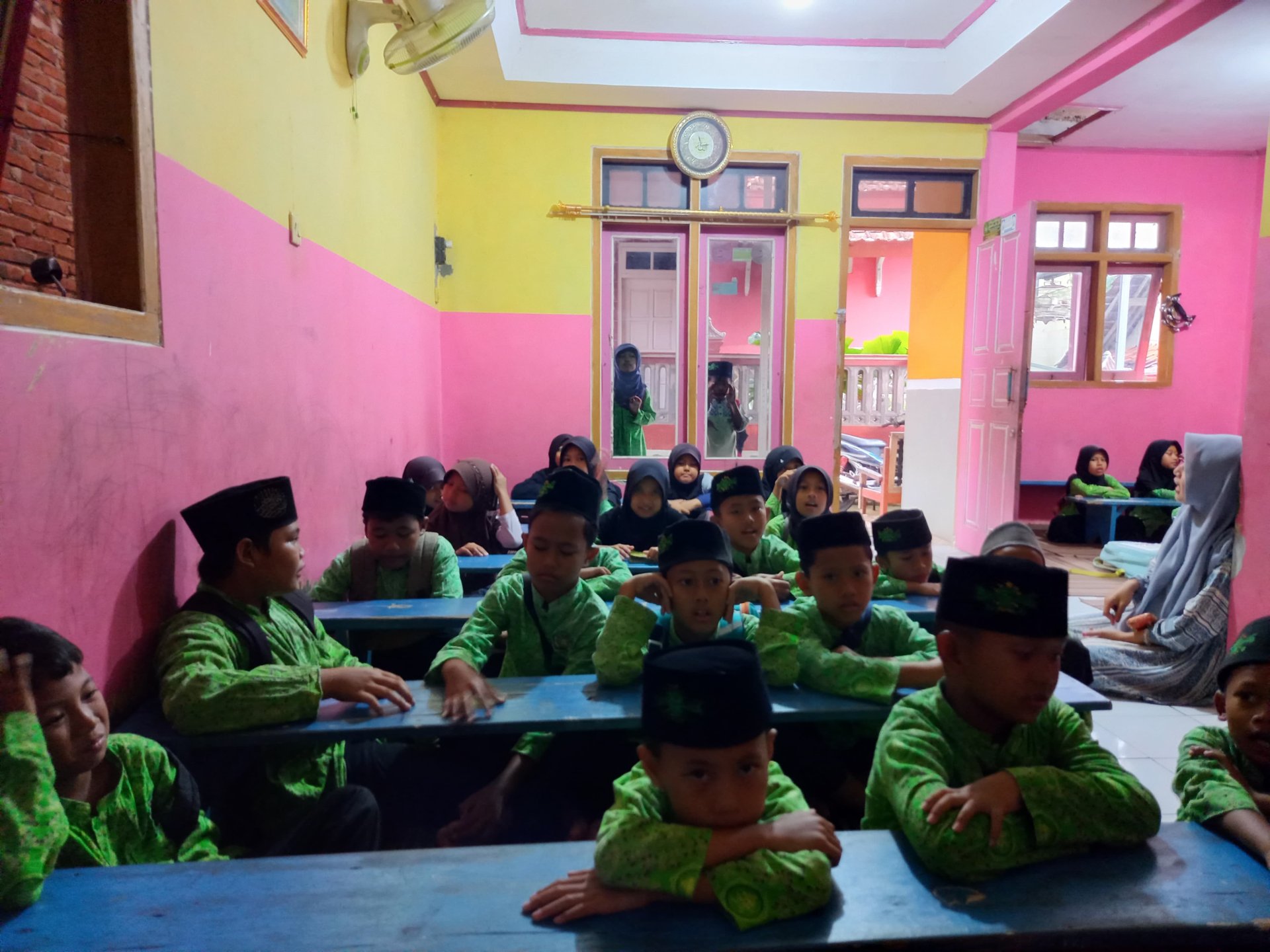Melaksanakan program kerja bidang pendidikan