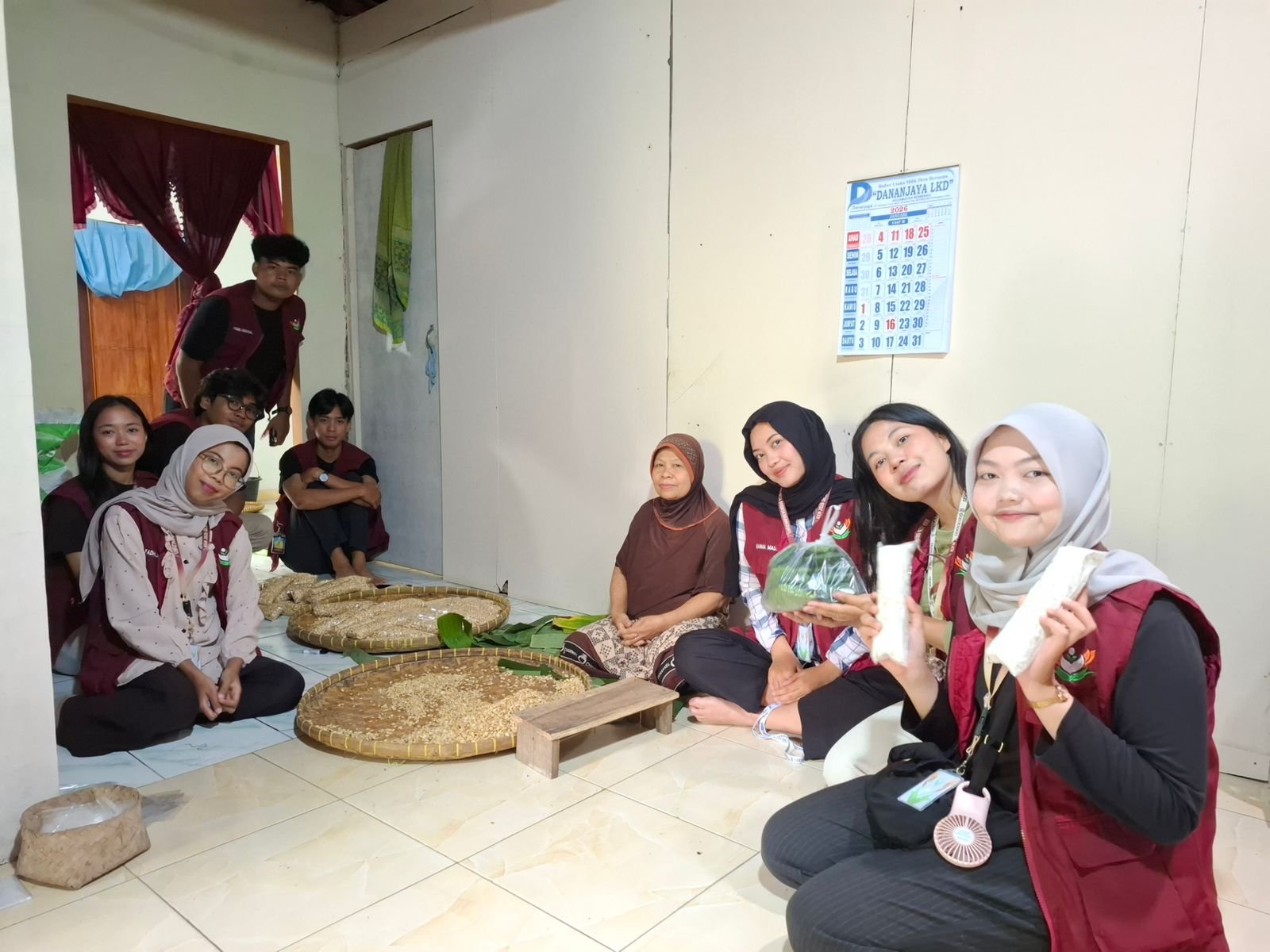 PENDAMPINGAN PEMBUATAN KONTEN DAN VIDEO PEMASARAN UMKM TEMPE BU TARWEN DESA BODASKARANGJATI