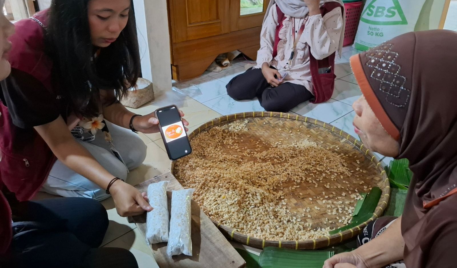 Pendampingan Value Editing UMKM (Peningkatan Kemasan dan Identitas Produk) UMKM Tempe Bu Tarwen Desa Bodaskarangjati