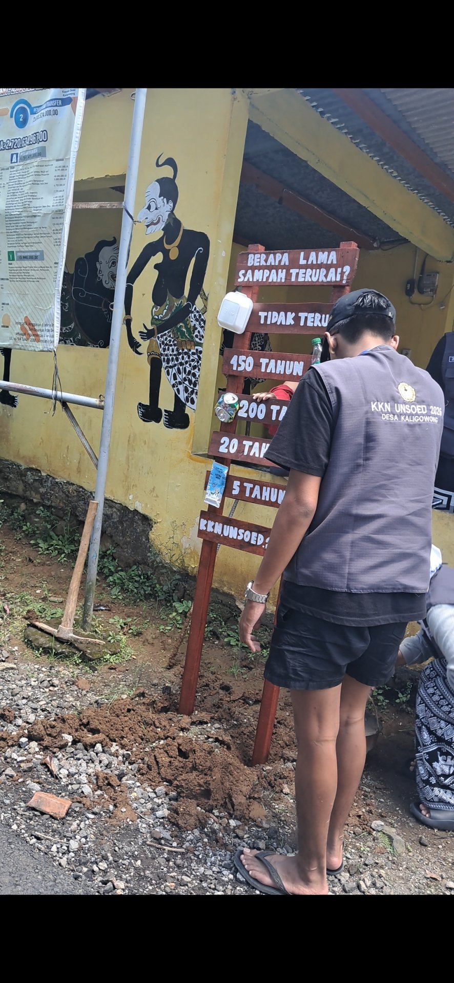 KKN Hari Keduapuluhtiga Memasang Papan Informasi Degradasi Sampah
