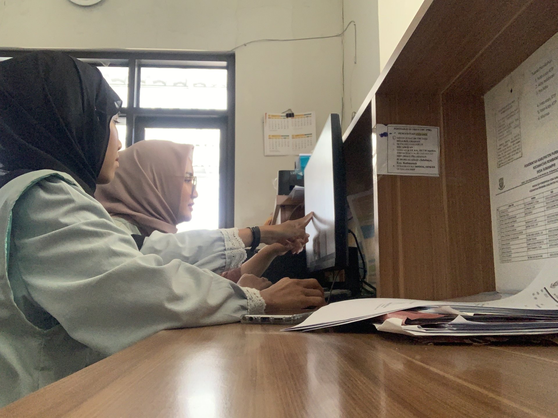 Mahasiswa KKN Desa Sumampir Periode Jan-Feb 2026 Penguploadan artikel atau berita minggu ini di website desa sumampir.