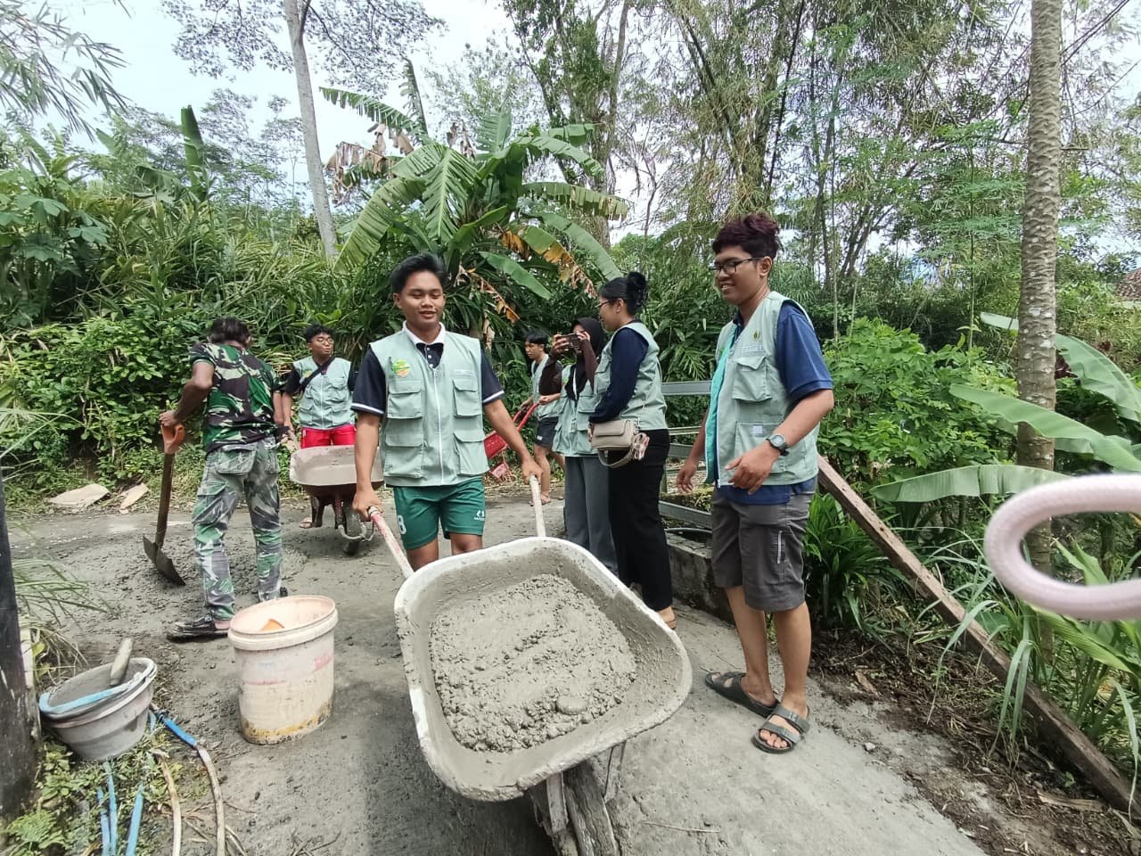 Mahasiswa KKN Desa Sumampir Periode Jan-Feb 2026 Ikut serta membantu warga masyarakat desa sumampir kegiatan kerja bakti di RT 07 RW 01.