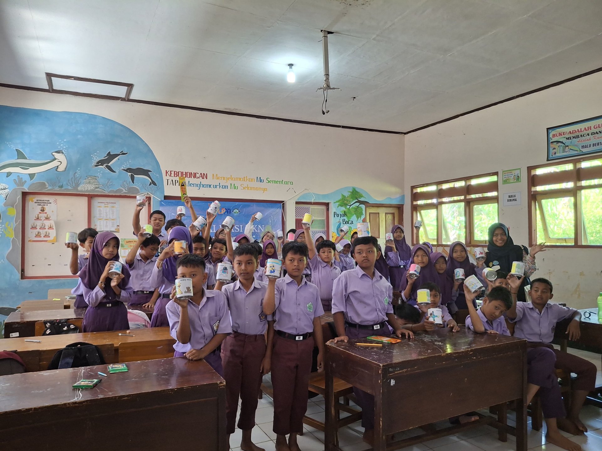 Sosialisasi manfaat menabung dan kreasi celengan ceria