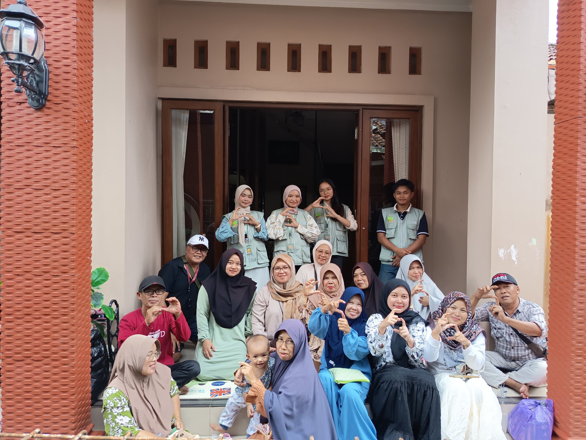 Mengikuti Sosialisasi Keuangan Digital Pembuatan QRIS di RT 02/RW 01