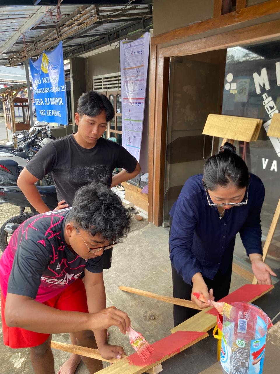 Melakukan Pengecatan Pada Plang/Tanda Pemilahan Sampah