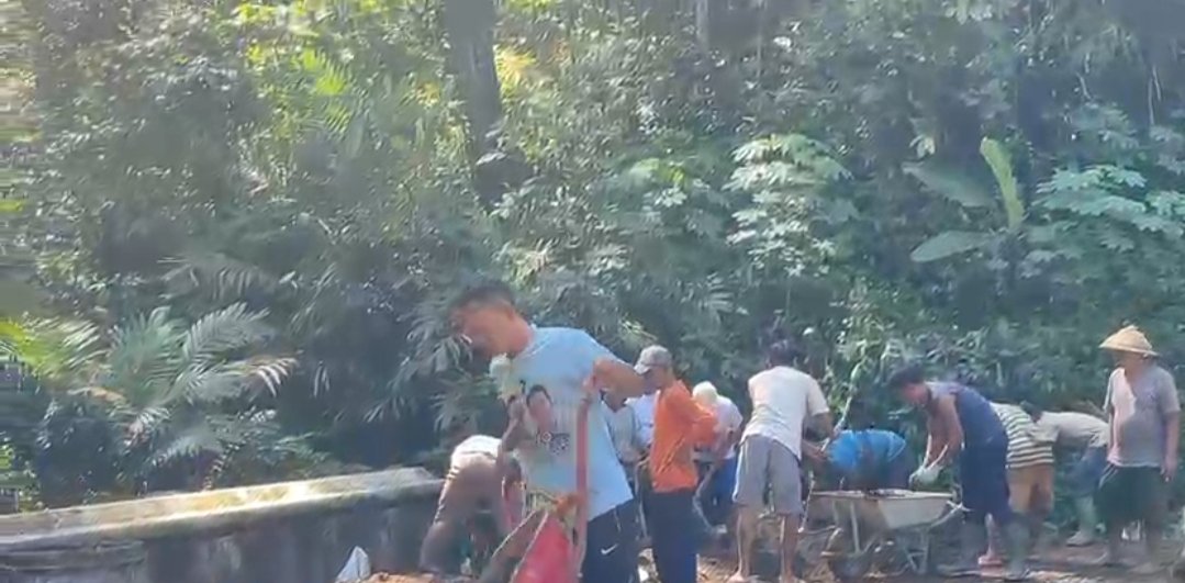 Mengikuti kerja bakti merenovasi jalan di dusun kesenet