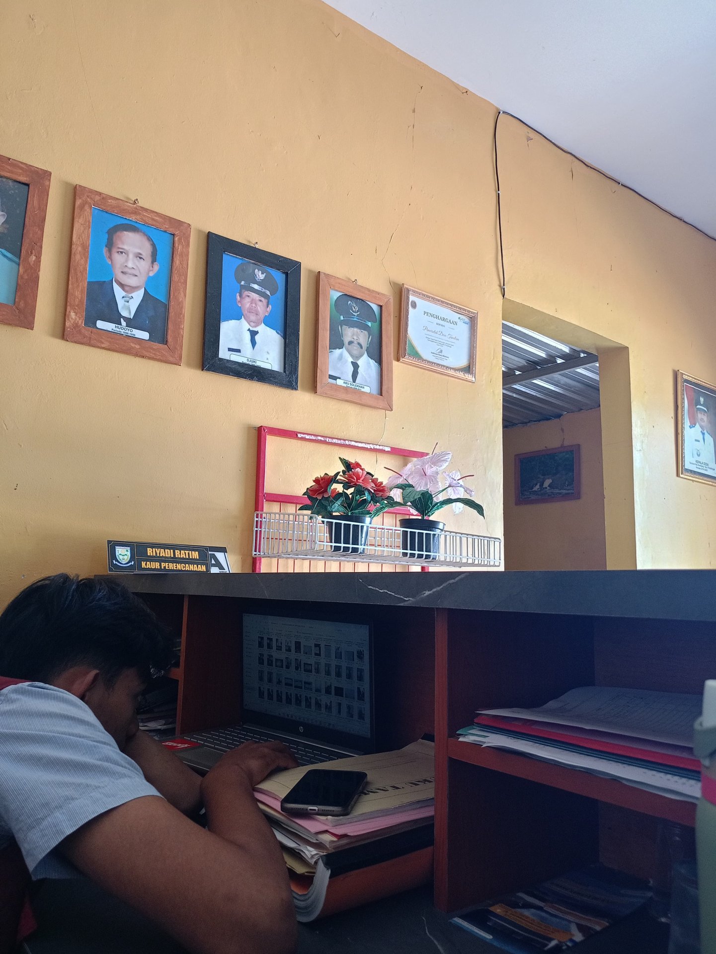 1. Piket pelayanan Desa