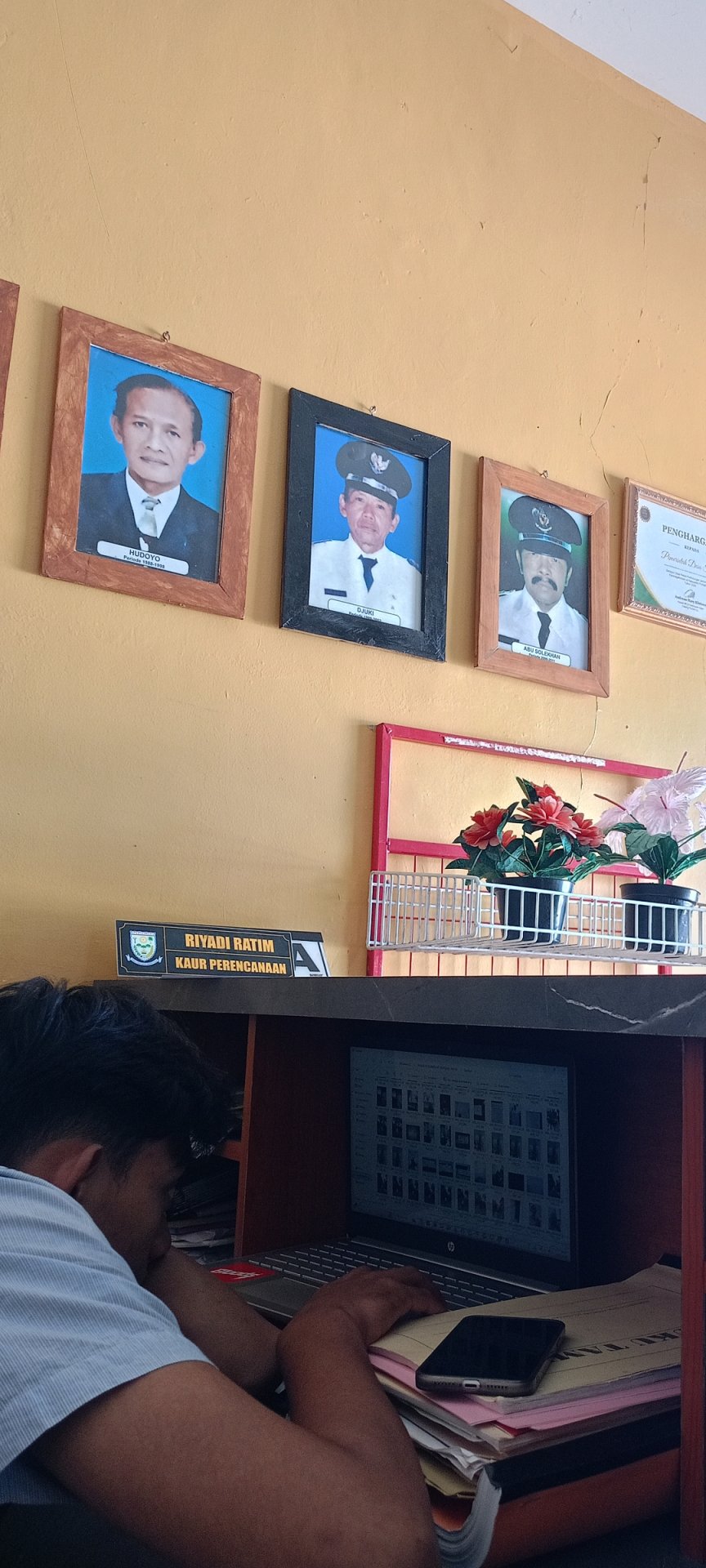 Piket Pelayanan Administrasi di Balai Desa