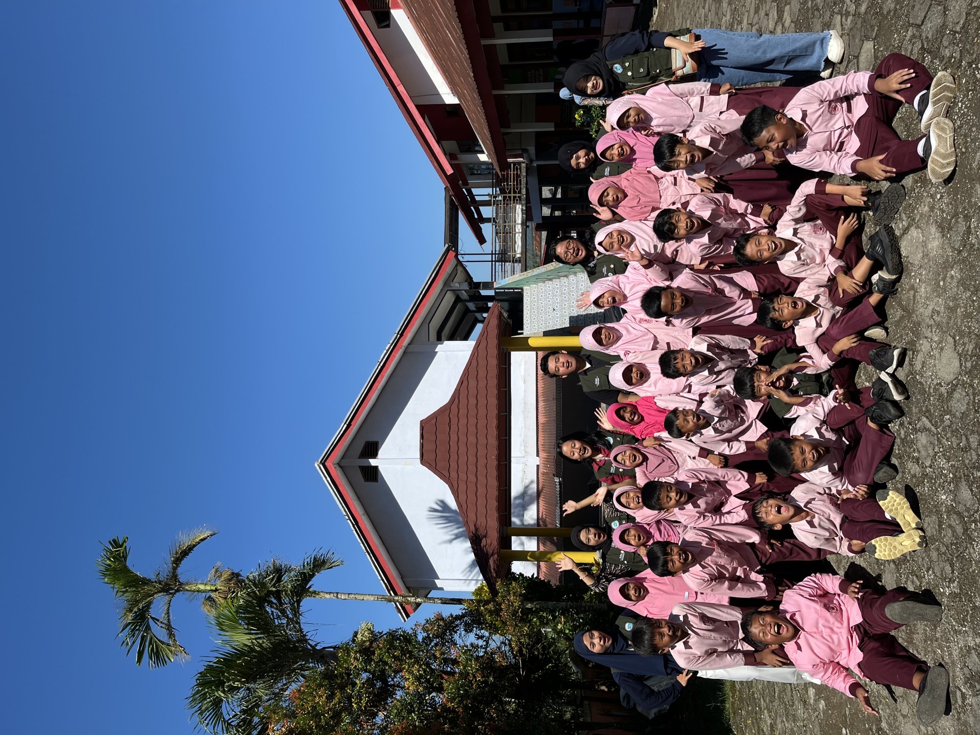 Sosialisasi dan Praktik PHBS di SD Negeri 3 Wadaslintang Dilanjutkan dengan Tahlilan di Kediaman Bapak Lurah Wadaslintang