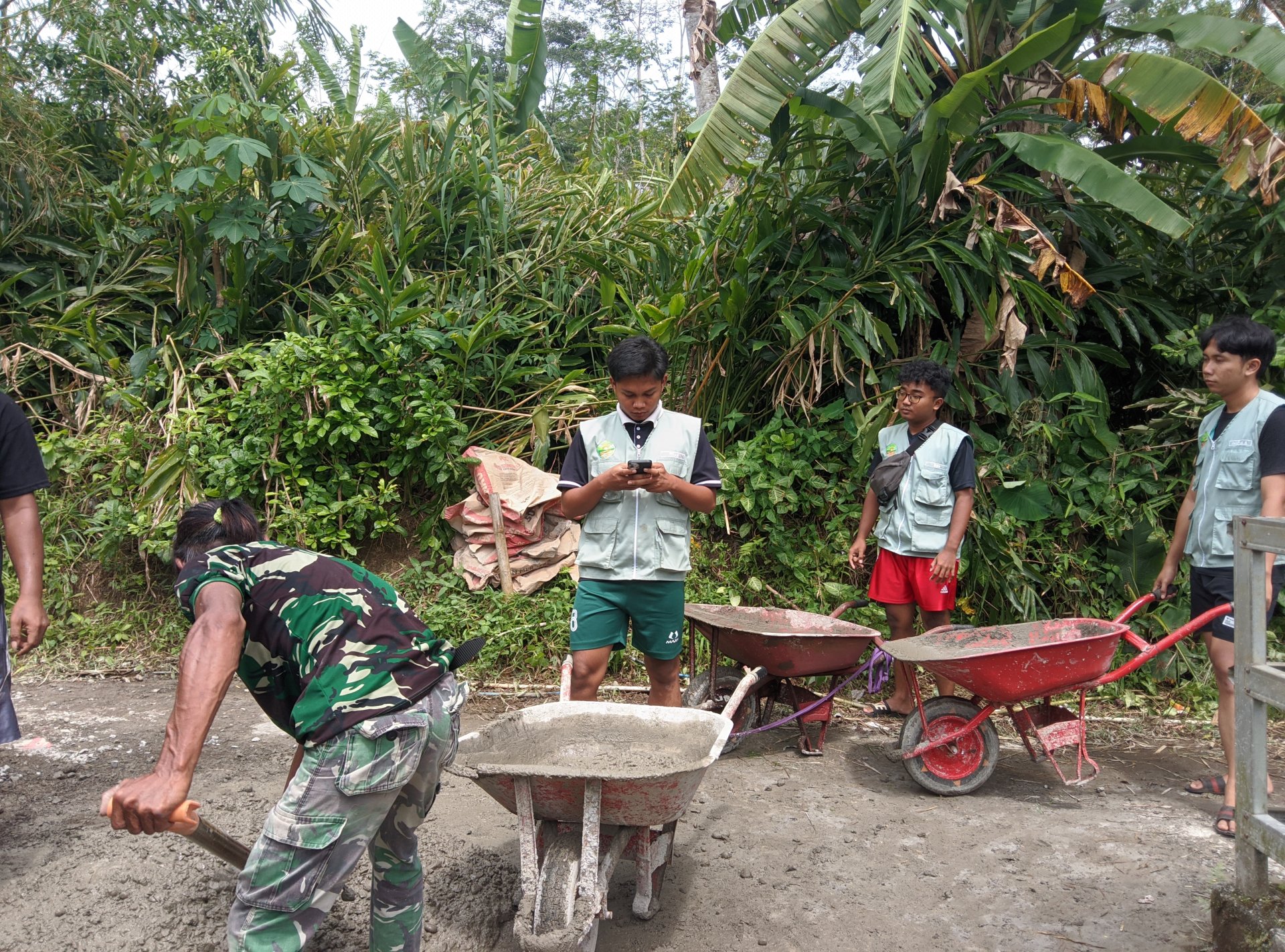 Kerja Bakti Pengecoran Jalan Dusun I Desa Sumampir