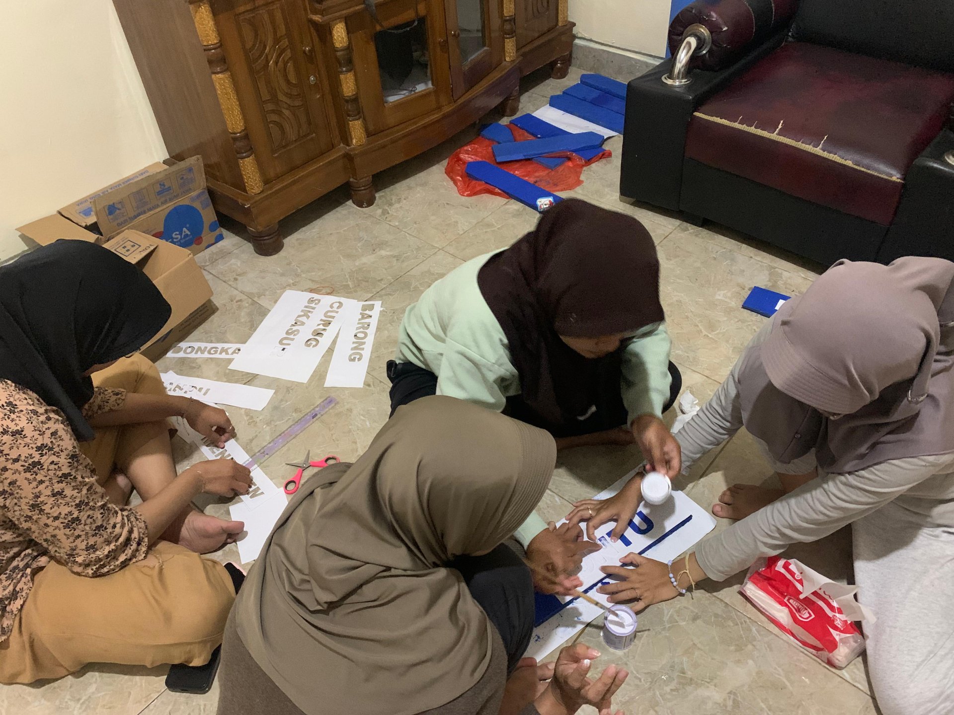 Penyerahan surat undangan sosialisasi dan melanjutkan progres pembuatan plang jalan