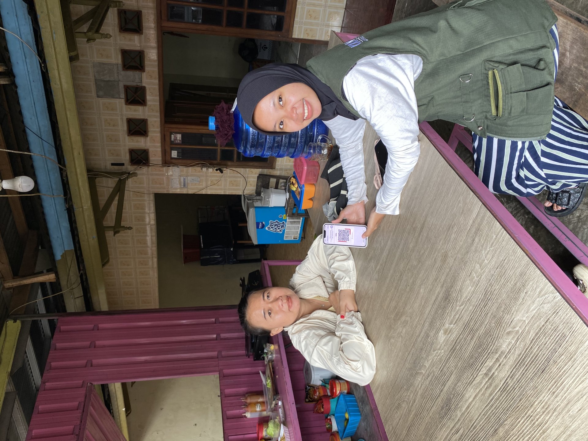 Pelaksanaan Program Kerja Bidang Ekonomi: Pembuatan QRIS, Google Maps, dan Banner UMKM