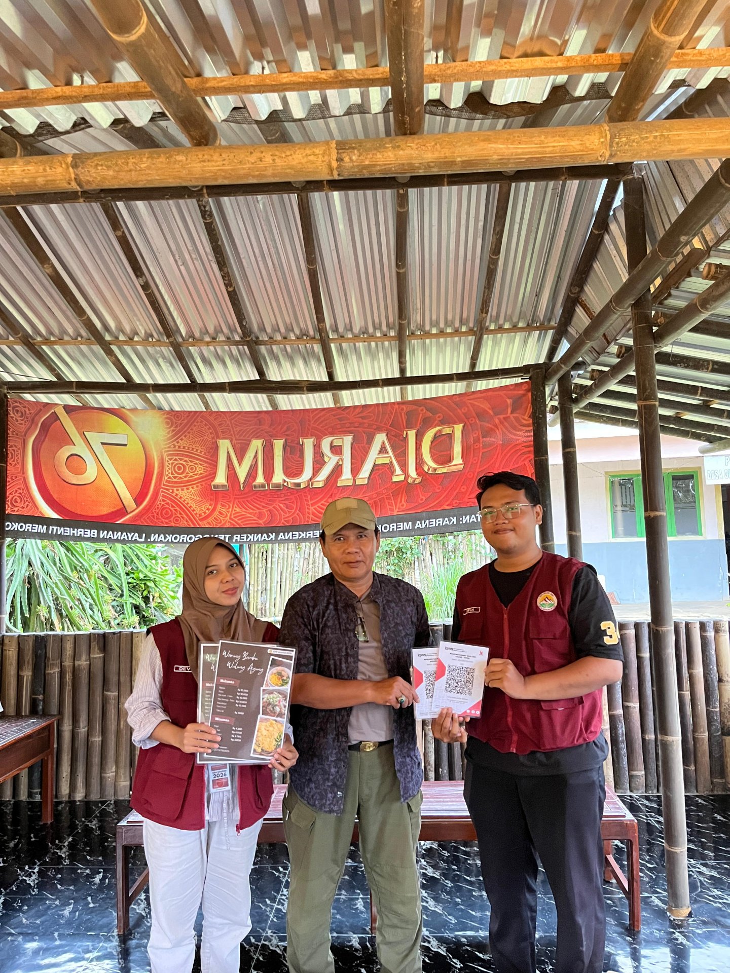 Penyerahan Qris dan Buku Menu di Warung Bambuwulung Agung