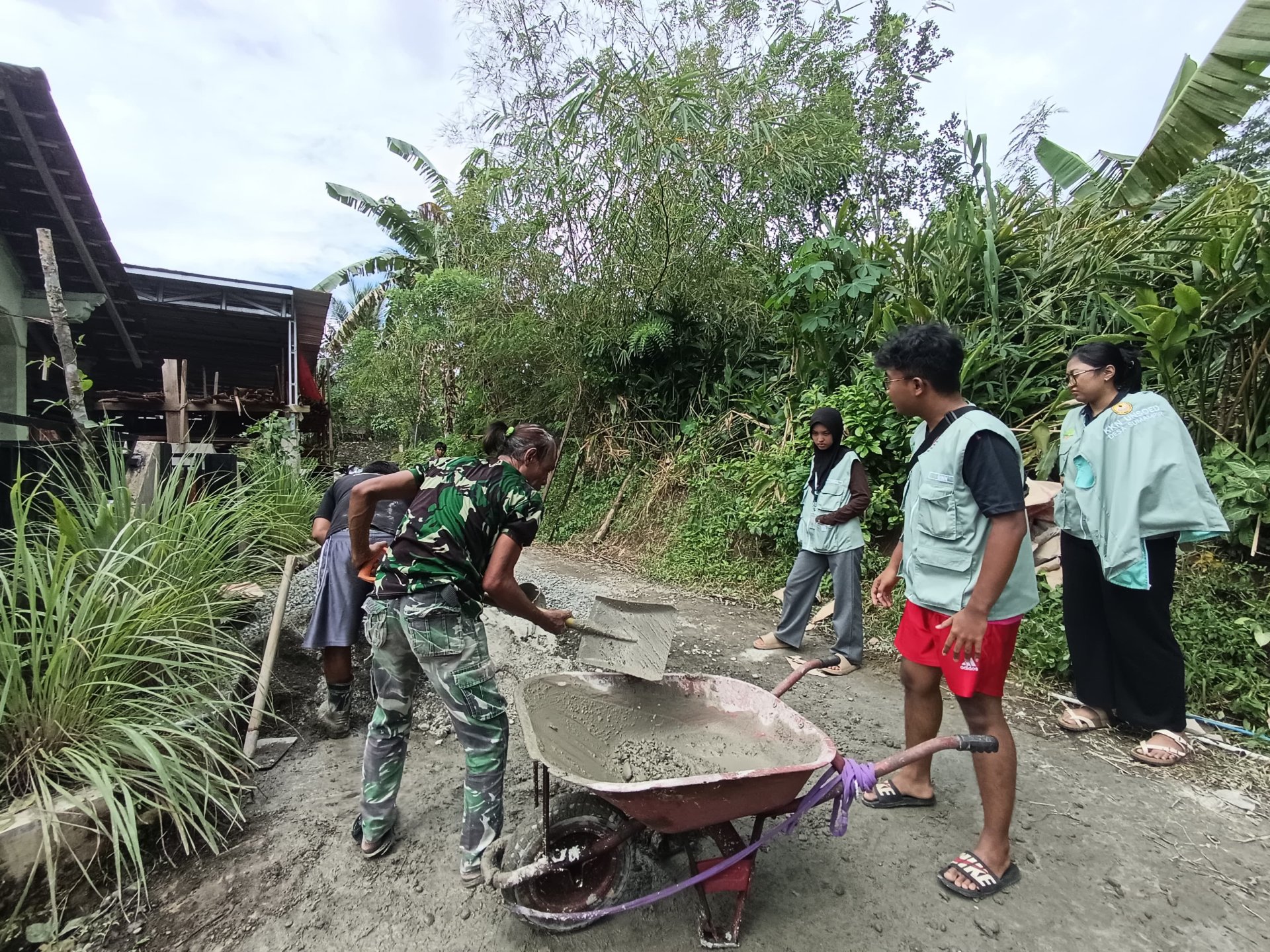 Melaksanakan kegiatann pengecoran jalan di RT 07 RW 01